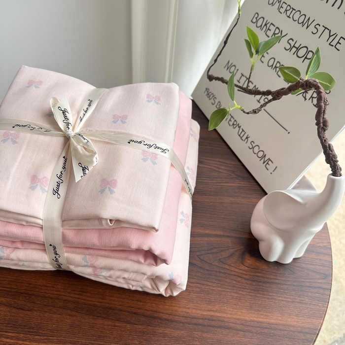 91家纺网 家纺一手货源 找家纺 爱思佳 2024新款A类母婴全棉双层纱印花四件套直播热卖系列三 叠拍图 雨蝶