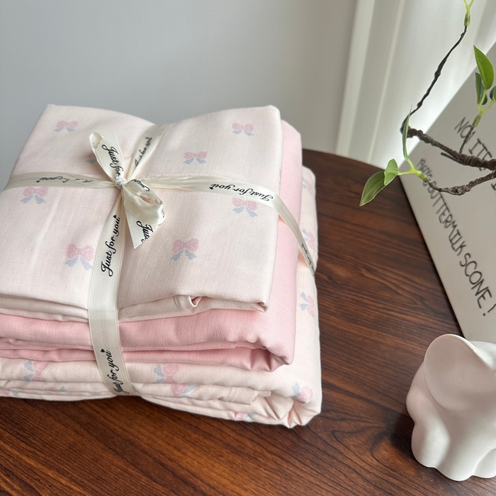 91家纺网 家纺一手货源 找家纺 爱思佳 2024新款A类母婴全棉双层纱印花四件套直播热卖系列三 叠拍图 雨蝶