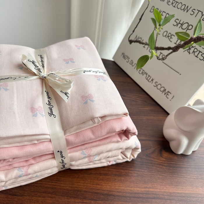 91家纺网 家纺一手货源 找家纺 爱思佳 2024新款A类母婴全棉双层纱印花四件套直播热卖系列三 叠拍图 雨蝶