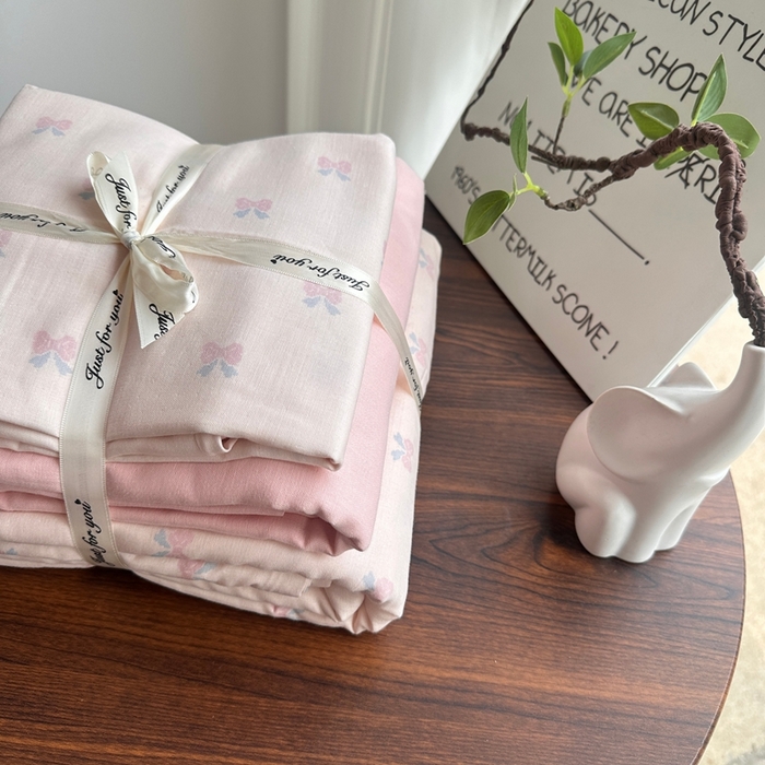 91家纺网 家纺一手货源 找家纺 爱思佳 2024新款A类母婴全棉双层纱印花四件套直播热卖系列三 叠拍图 雨蝶