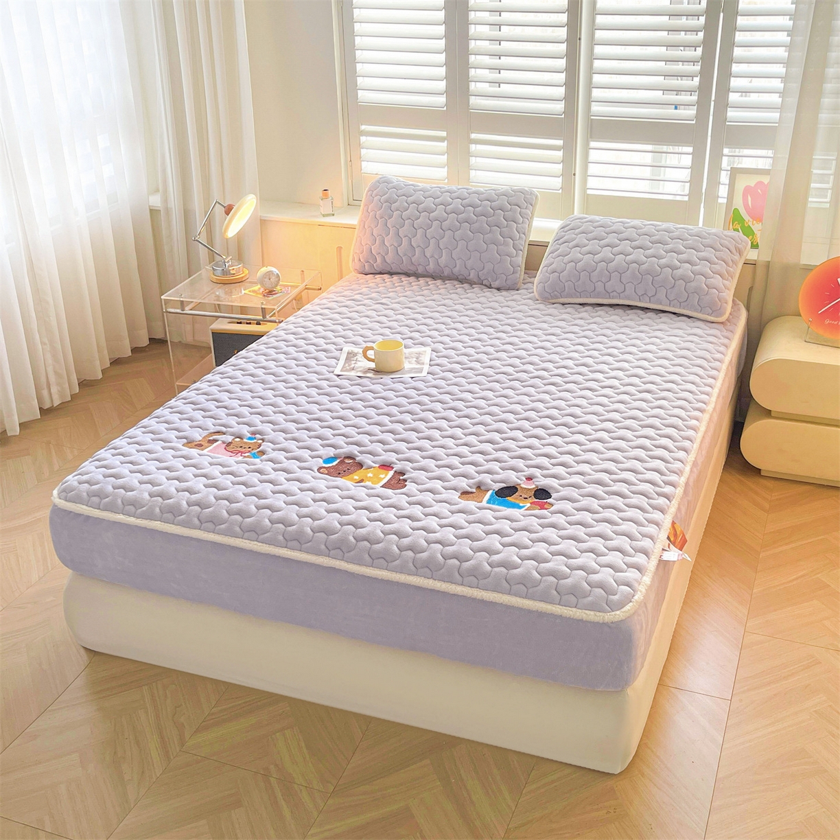 91家纺网 家纺一手货源 找家纺 雯豆家纺 2025新款刺绣牛奶绒夹棉床笠绣花款卡通床笠三件套 萌宠-雪青