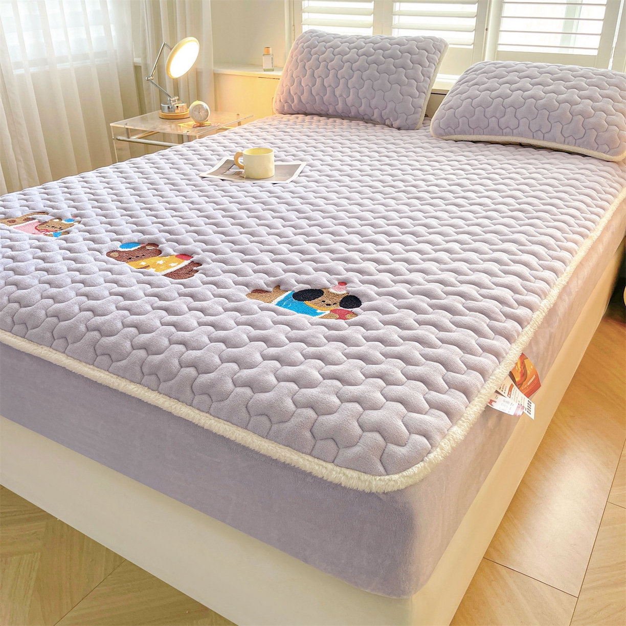 91家纺网 家纺一手货源 找家纺 雯豆家纺 2025新款刺绣牛奶绒夹棉床笠绣花款卡通床笠三件套 萌宠-雪青