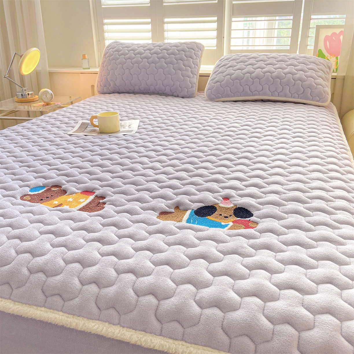 91家纺网 家纺一手货源 找家纺 雯豆家纺 2025新款刺绣牛奶绒夹棉床笠绣花款卡通床笠三件套 萌宠-雪青