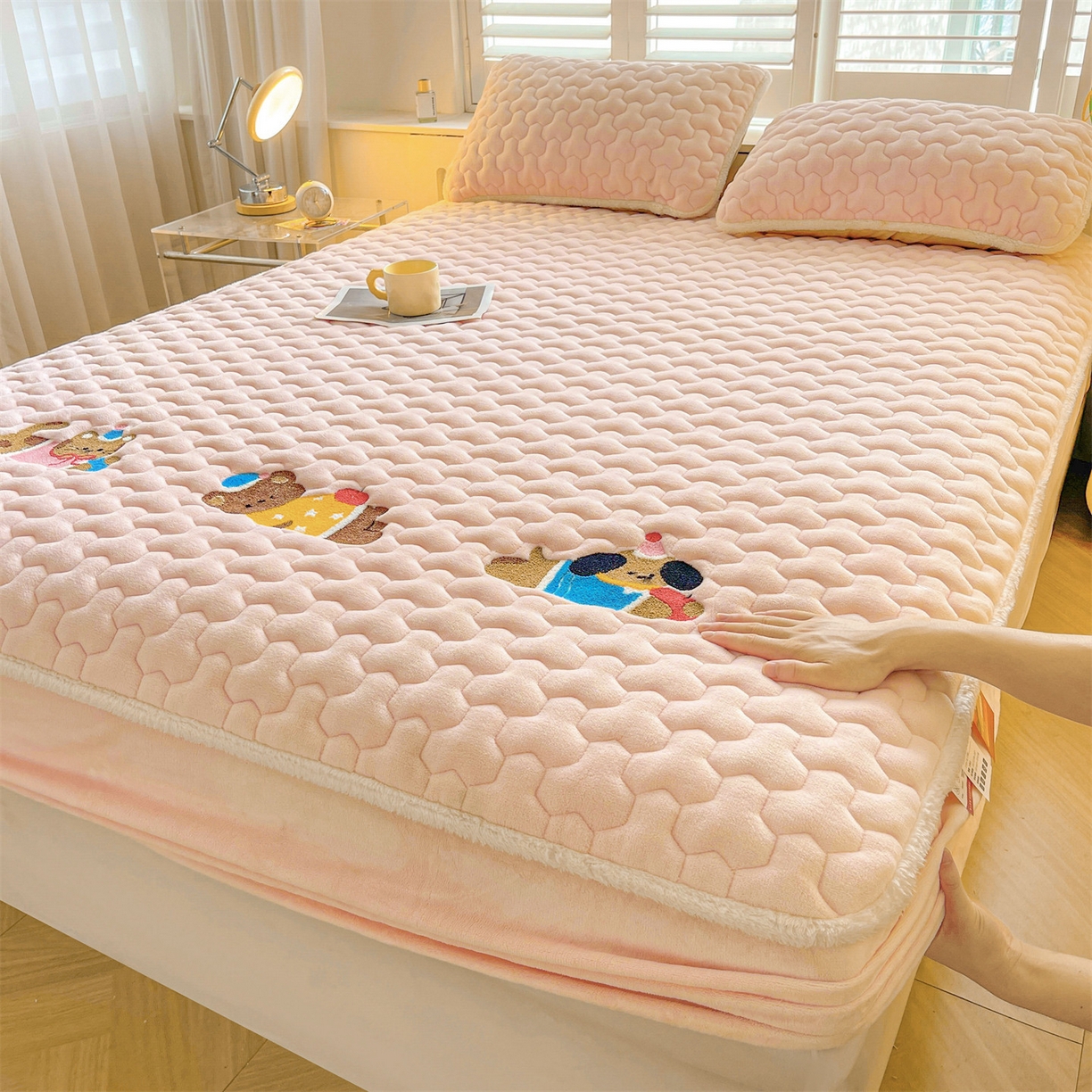 雯豆家纺 2025新款刺绣牛奶绒夹棉床笠绣花款卡通床笠三件套 萌宠-玉颜粉