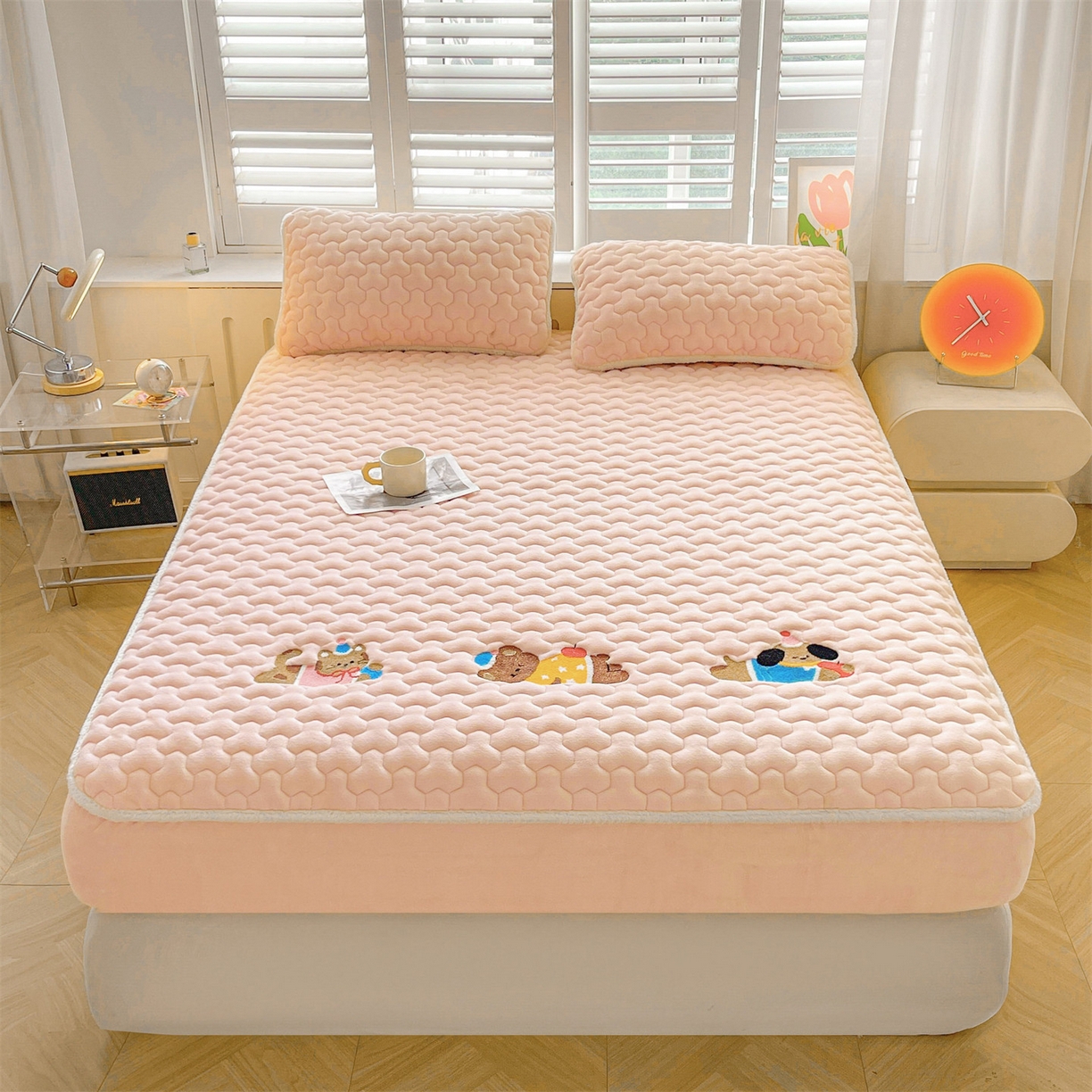 91家纺网 家纺一手货源 找家纺 雯豆家纺 2025新款刺绣牛奶绒夹棉床笠绣花款卡通床笠三件套 萌宠-玉颜粉