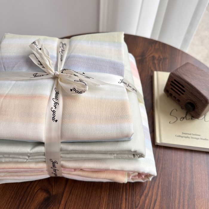 91家纺网 家纺一手货源 找家纺 爱思佳 2024新款A类母婴全棉双层纱印花四件套直播热卖系列三 叠拍图 遇上彩虹