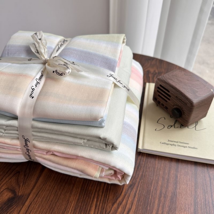 91家纺网 家纺一手货源 找家纺 爱思佳 2024新款A类母婴全棉双层纱印花四件套直播热卖系列三 叠拍图 遇上彩虹