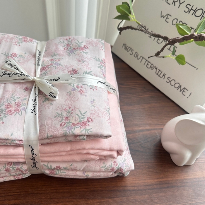 91家纺网 家纺一手货源 找家纺 爱思佳 2024新款A类母婴全棉双层纱印花四件套直播热卖系列三 叠拍图 鸢尾