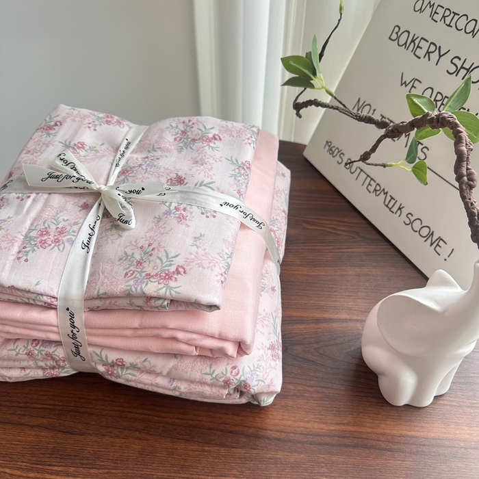 91家纺网 家纺一手货源 找家纺 爱思佳 2024新款A类母婴全棉双层纱印花四件套直播热卖系列三 叠拍图 鸢尾