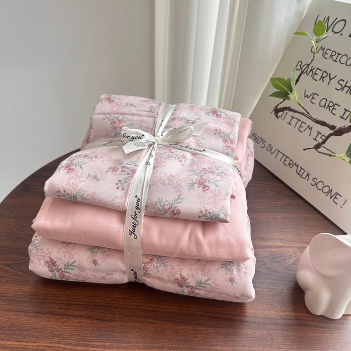 91家纺网 家纺一手货源 找家纺 爱思佳 2024新款A类母婴全棉双层纱印花四件套直播热卖系列三 叠拍图 鸢尾