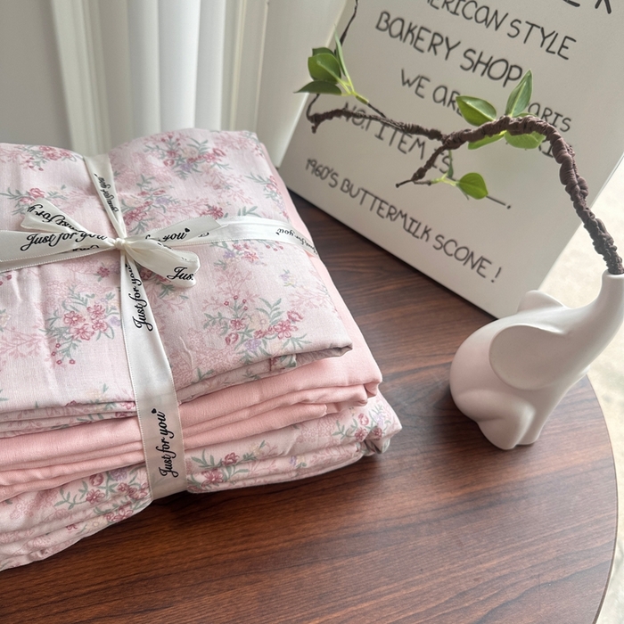 91家纺网 家纺一手货源 找家纺 爱思佳 2024新款A类母婴全棉双层纱印花四件套直播热卖系列三 叠拍图 鸢尾