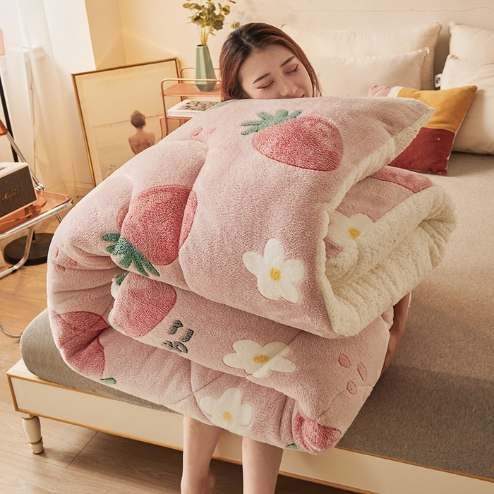 91家纺网 家纺一手货源 找家纺 梦初语 2025新款羊羔绒被子棉被双面绒冬被秋冬季保暖加厚雪花绒被芯直播 甜心草莓