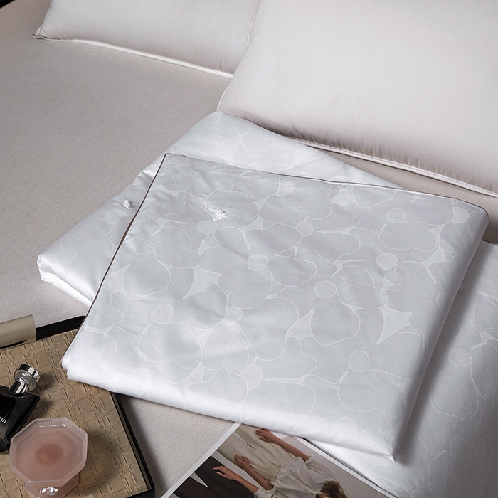 91家纺网 家纺一手货源 找家纺 蚕云阁蚕丝家居 2025新款舒适蚕丝被双宫桑蚕丝花赋系列被子被芯 雪域白双宫桑蚕丝