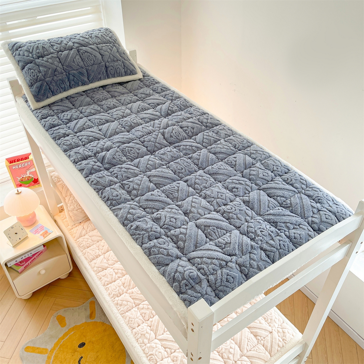 91家纺网 家纺一手货源 找家纺 雯豆家纺 2025新款加厚塔芙绒床垫床褥床护垫学生宿舍床大学生单人褥子 塔芙绒床褥-英伦蓝灰