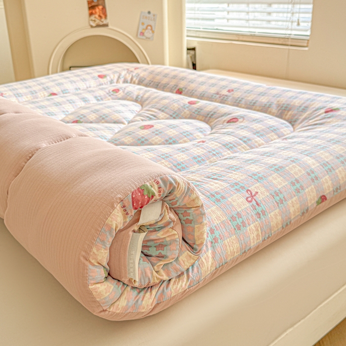 91家纺网 家纺一手货源 找家纺 贝扬思家纺 2025新款云感双层纱软床垫床褥 草莓格格