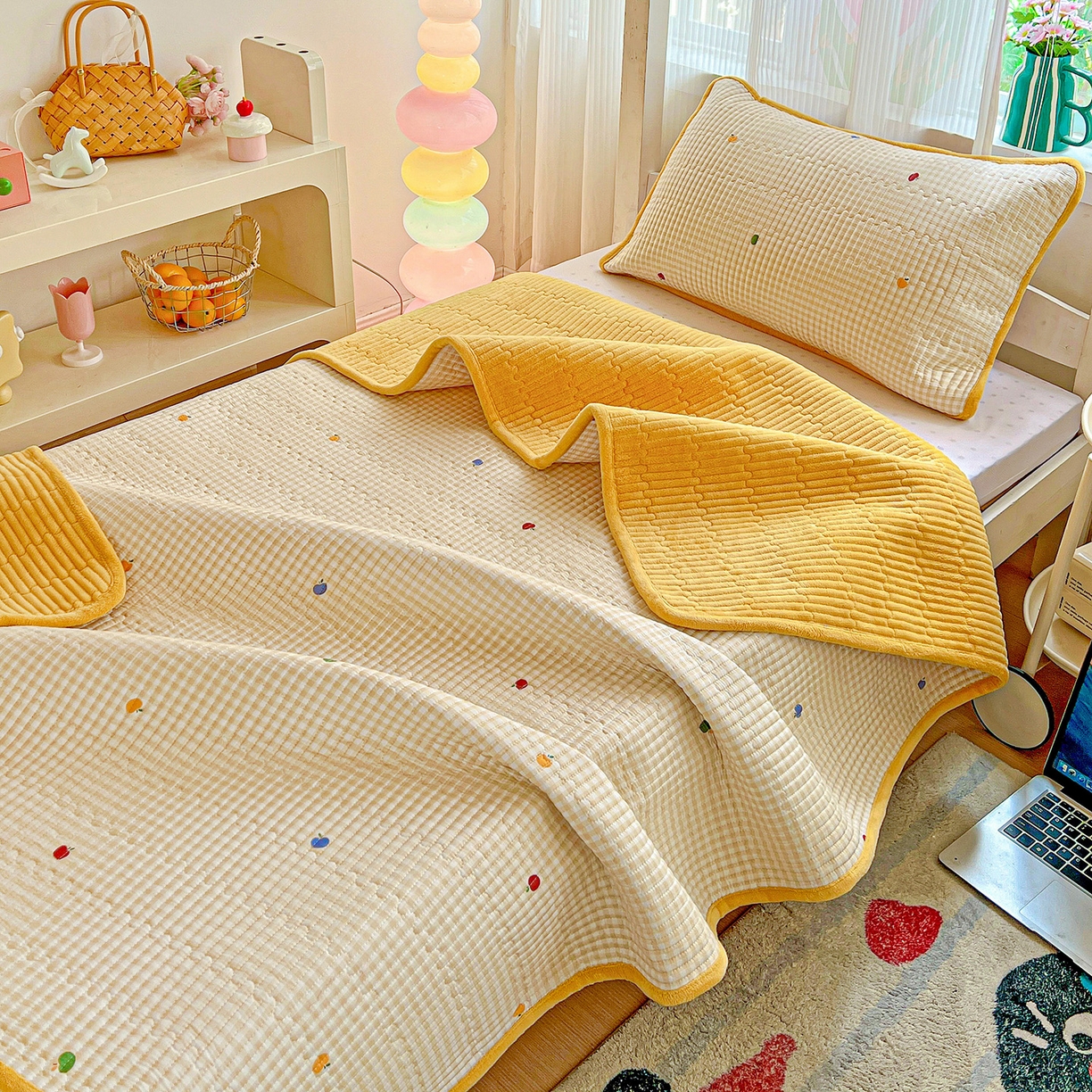 91家纺网 家纺一手货源 找家纺 恒尚居 2025新款学生床盖纯棉牛奶绒正反两用夹棉床单床垫-秋冬款-四季通用【系列一】 雨果-黄【A纯棉-B宝宝绒】