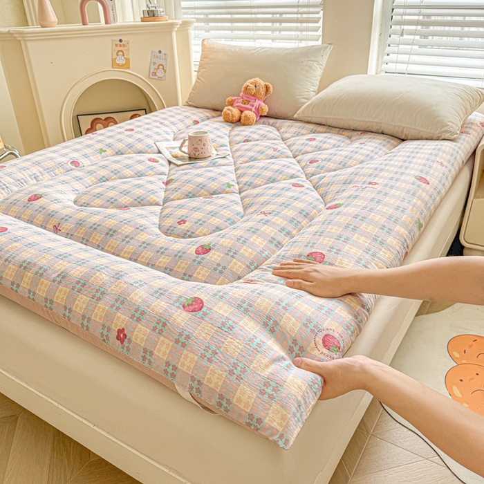 91家纺网 家纺一手货源 找家纺 贝扬思家纺 2025新款云感双层纱软床垫床褥 草莓格格