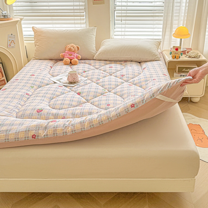 91家纺网 家纺一手货源 找家纺 贝扬思家纺 2025新款云感双层纱软床垫床褥 草莓格格