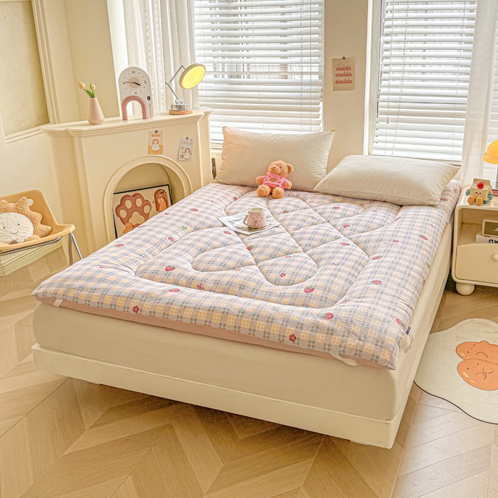 91家纺网 家纺一手货源 找家纺 贝扬思家纺 2025新款云感双层纱软床垫床褥 草莓格格