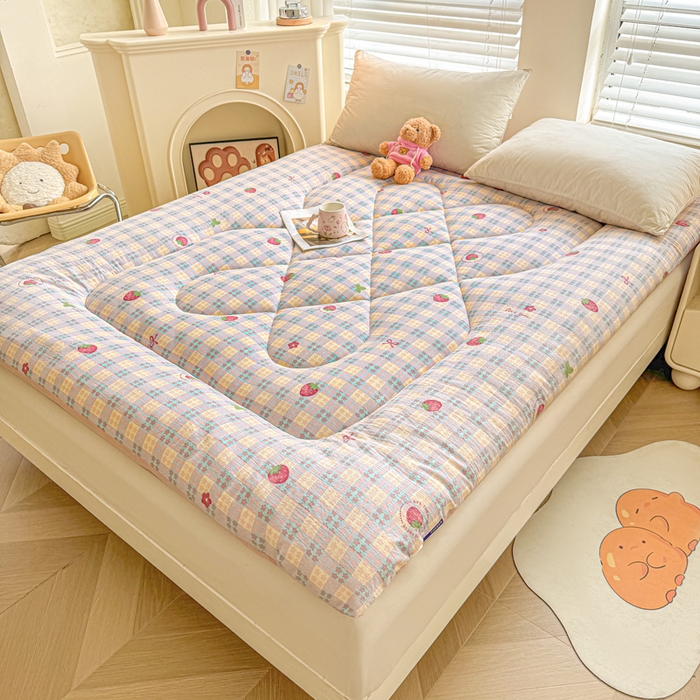 91家纺网 家纺一手货源 找家纺 贝扬思家纺 2025新款云感双层纱软床垫床褥 草莓格格