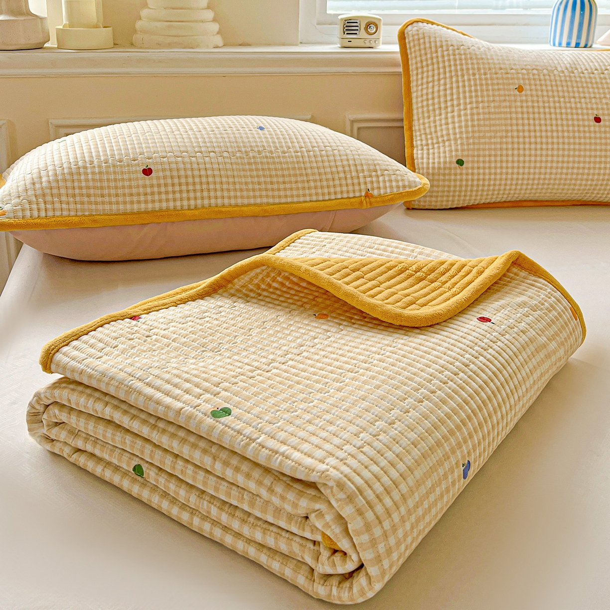 91家纺网 家纺一手货源 找家纺 恒尚居 2025新款学生床盖纯棉牛奶绒正反两用夹棉床单床垫-秋冬款-四季通用【系列一】 雨果-黄【A纯棉-B宝宝绒】