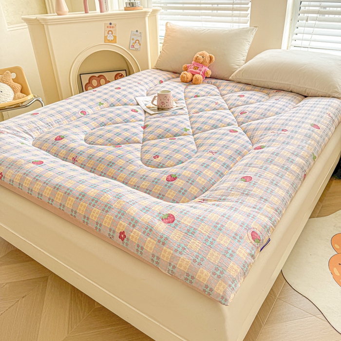 91家纺网 家纺一手货源 找家纺 贝扬思家纺 2025新款云感双层纱软床垫床褥 草莓格格