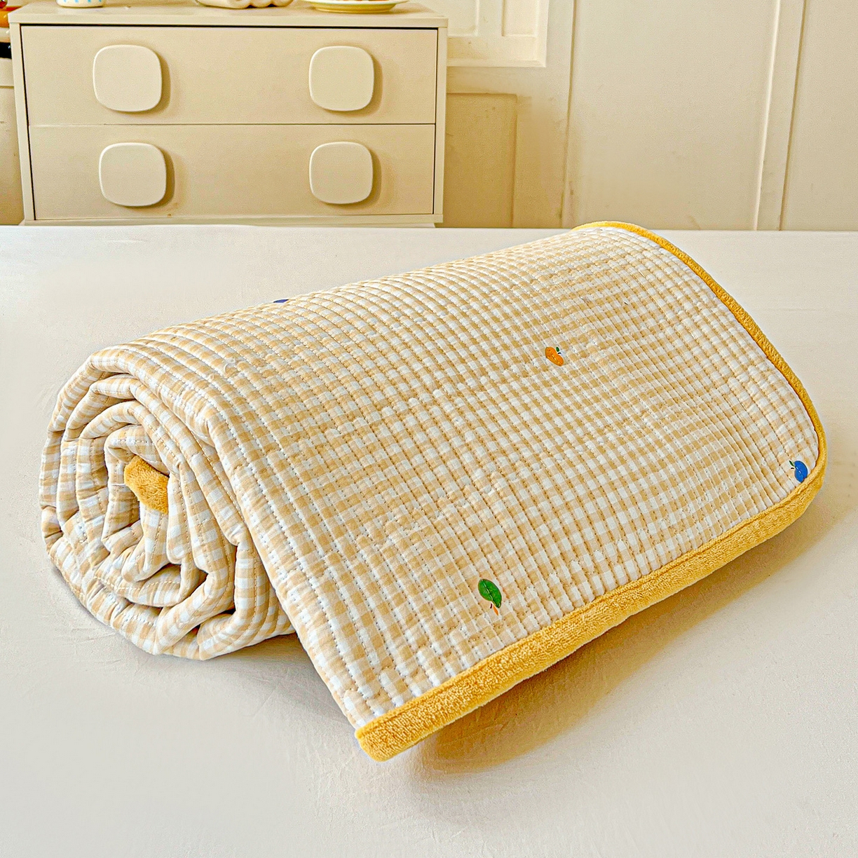 91家纺网 家纺一手货源 找家纺 恒尚居 2025新款学生床盖纯棉牛奶绒正反两用夹棉床单床垫-秋冬款-四季通用【系列一】 雨果-黄【A纯棉-B宝宝绒】