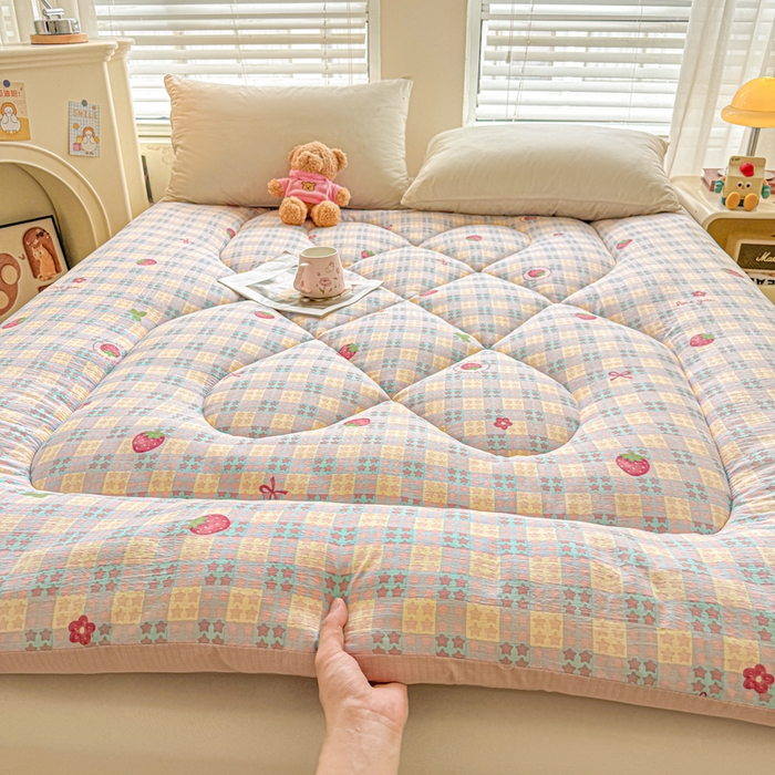 91家纺网 家纺一手货源 找家纺 贝扬思家纺 2025新款云感双层纱软床垫床褥 草莓格格