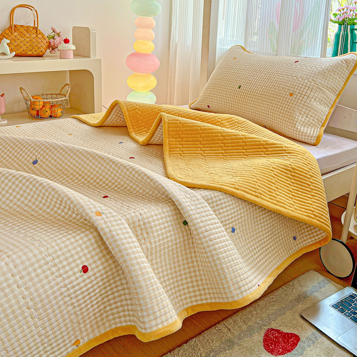 91家纺网 家纺一手货源 找家纺 恒尚居 2025新款学生床盖纯棉牛奶绒正反两用夹棉床单床垫-秋冬款-四季通用【系列一】 雨果-黄【A纯棉-B宝宝绒】