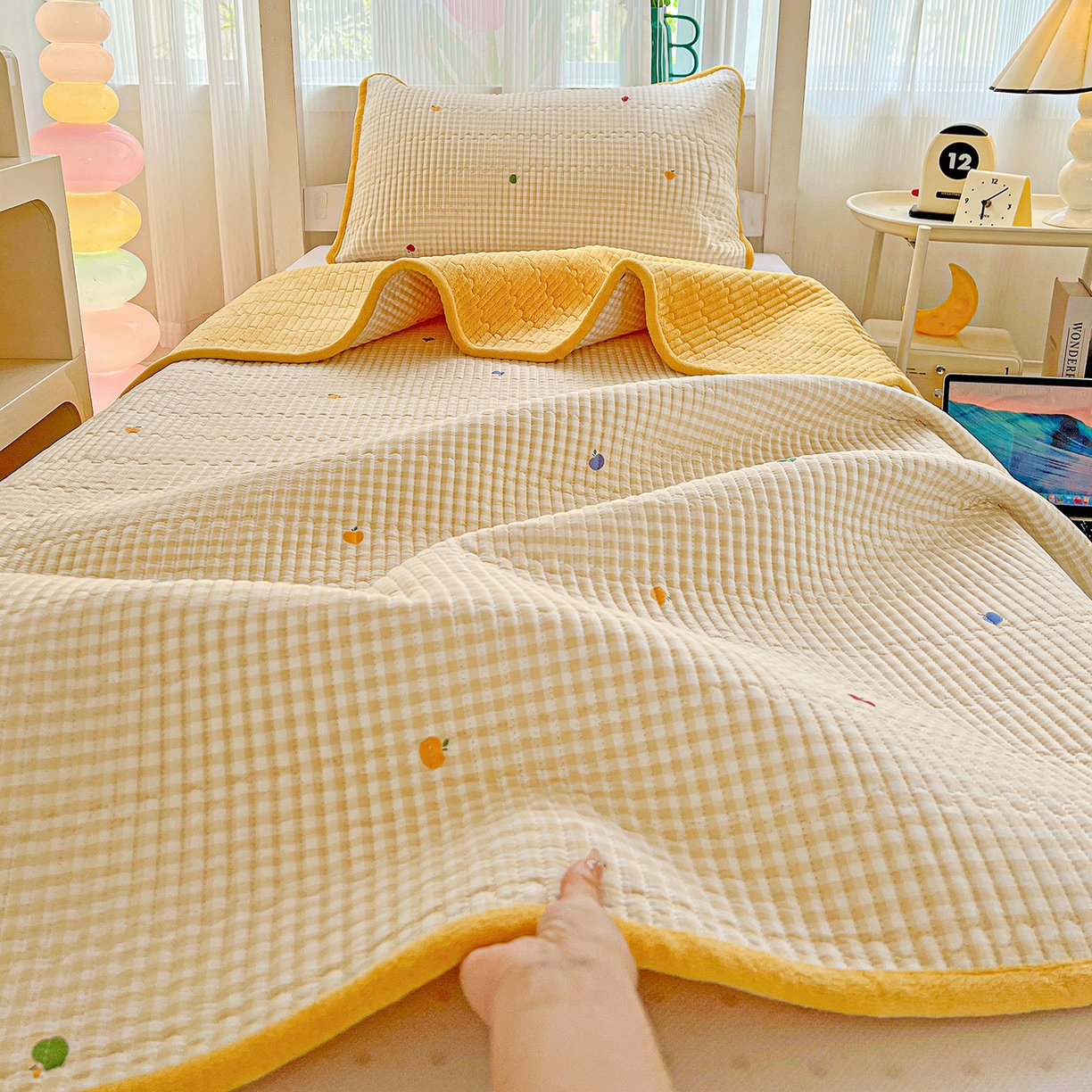 91家纺网 家纺一手货源 找家纺 恒尚居 2025新款学生床盖纯棉牛奶绒正反两用夹棉床单床垫-秋冬款-四季通用【系列一】 雨果-黄【A纯棉-B宝宝绒】