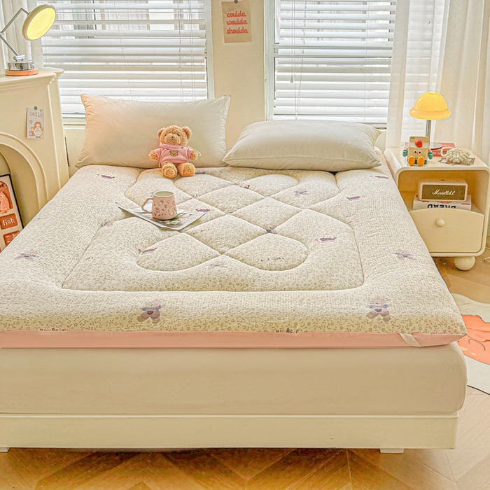 91家纺网 家纺一手货源 找家纺 贝扬思家纺 2025新款云感双层纱软床垫床褥 考拉与兔