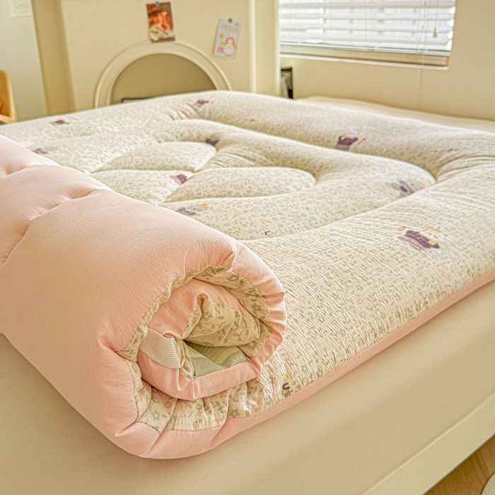 91家纺网 家纺一手货源 找家纺 贝扬思家纺 2025新款云感双层纱软床垫床褥 考拉与兔