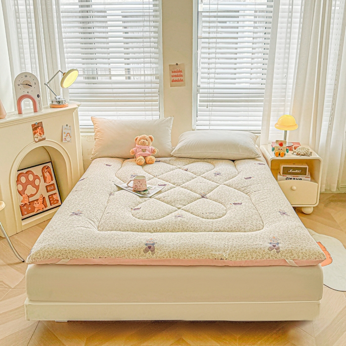 91家纺网 家纺一手货源 找家纺 贝扬思家纺 2025新款云感双层纱软床垫床褥 考拉与兔