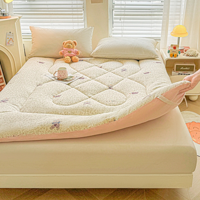 91家纺网 家纺一手货源 找家纺 贝扬思家纺 2025新款云感双层纱软床垫床褥 考拉与兔