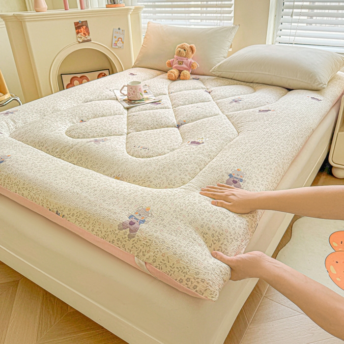 91家纺网 家纺一手货源 找家纺 贝扬思家纺 2025新款云感双层纱软床垫床褥 考拉与兔