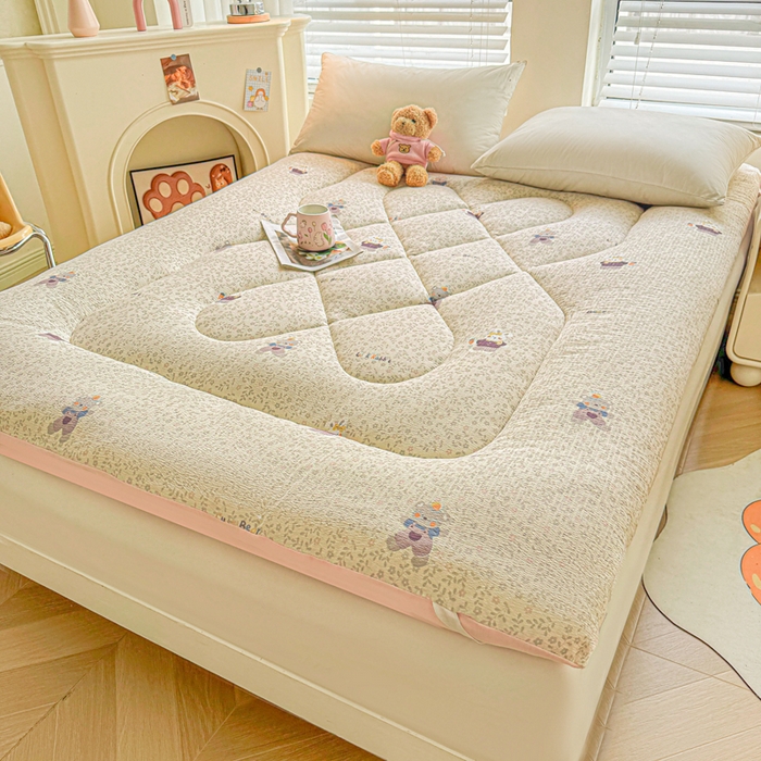 91家纺网 家纺一手货源 找家纺 贝扬思家纺 2025新款云感双层纱软床垫床褥 考拉与兔