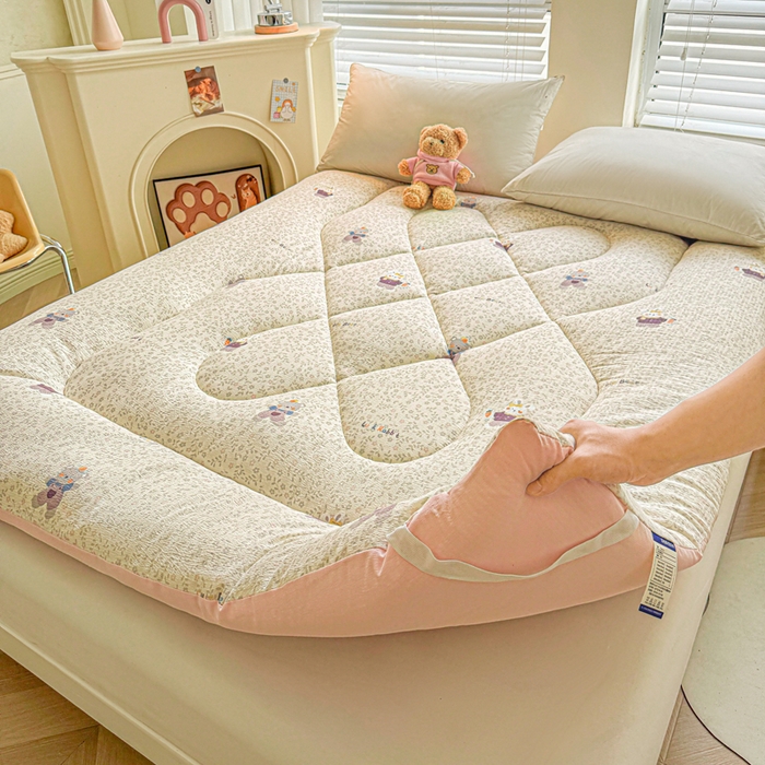 91家纺网 家纺一手货源 找家纺 贝扬思家纺 2025新款云感双层纱软床垫床褥 考拉与兔