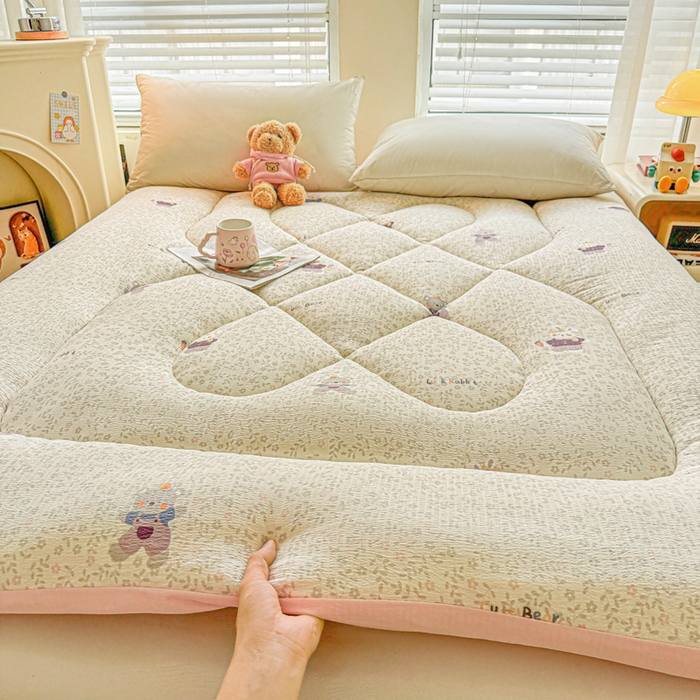 91家纺网 家纺一手货源 找家纺 贝扬思家纺 2025新款云感双层纱软床垫床褥 考拉与兔