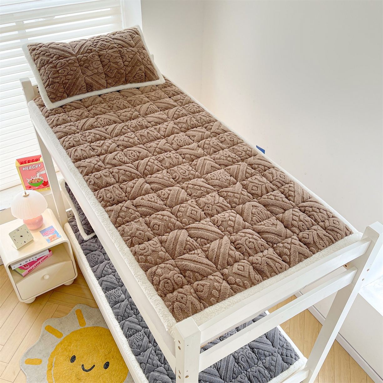 91家纺网 家纺一手货源 找家纺 雯豆家纺 2025新款加厚塔芙绒床垫床褥床护垫学生宿舍床大学生单人褥子 塔芙绒床褥-英伦阳光驼