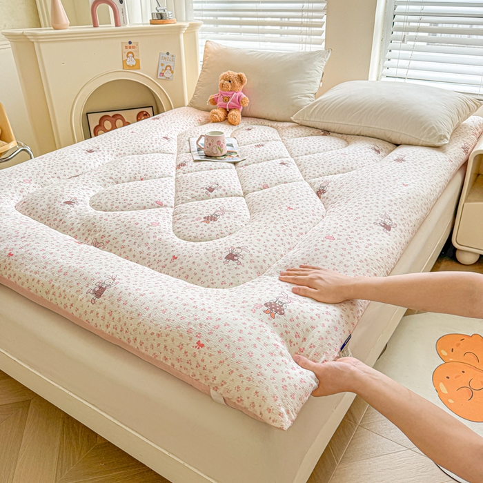 91家纺网 家纺一手货源 找家纺 贝扬思家纺 2025新款云感双层纱软床垫床褥 软萌小兔