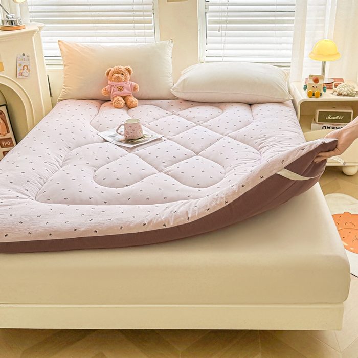 91家纺网 家纺一手货源 找家纺 贝扬思家纺 2025新款云感双层纱软床垫床褥 芋泥葡萄