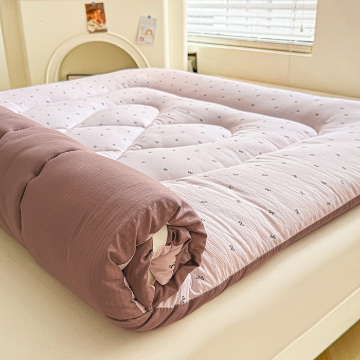 91家纺网 家纺一手货源 找家纺 贝扬思家纺 2025新款云感双层纱软床垫床褥 芋泥葡萄