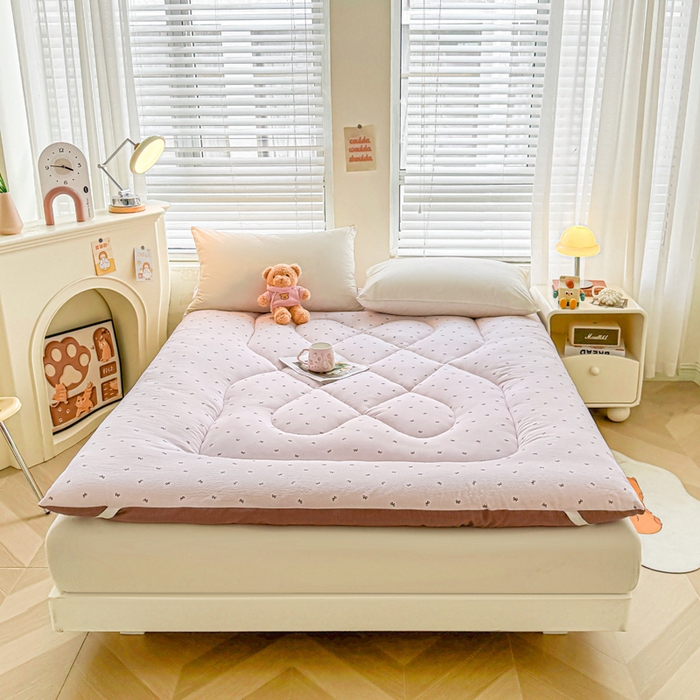 91家纺网 家纺一手货源 找家纺 贝扬思家纺 2025新款云感双层纱软床垫床褥 芋泥葡萄