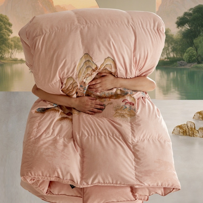 91家纺网 家纺一手货源 找家纺 织梦人羽绒工厂店2025新款高蓬松羽绒被95鹅绒大牌同款花型-绣花蝶韵蝶舞drio 山水汇