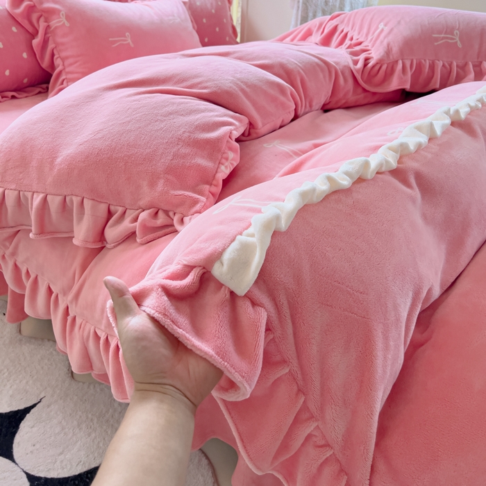 91家纺网 家纺一手货源 找家纺 睡美人 2025韩版暖铂绒牛奶绒花边床裙床笠床单款四件套 同心结-桃粉色
