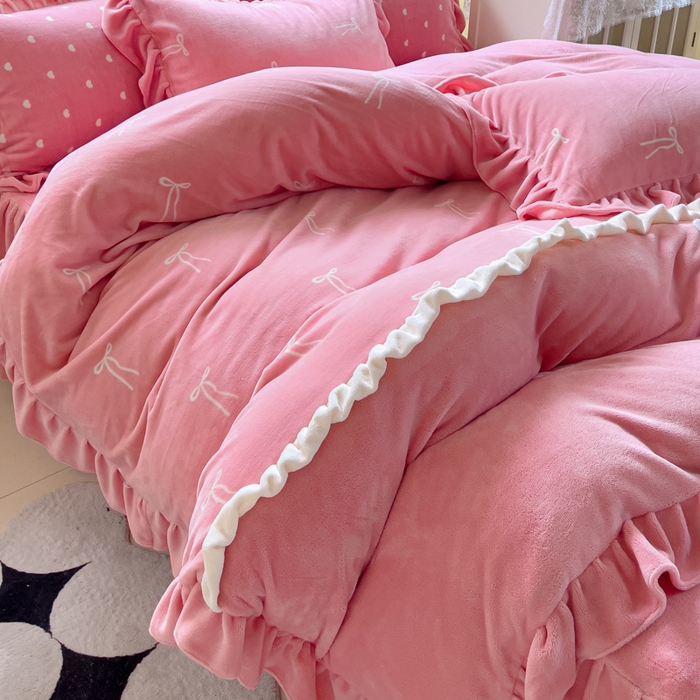 91家纺网 家纺一手货源 找家纺 睡美人 2025韩版暖铂绒牛奶绒花边床裙床笠床单款四件套 同心结-桃粉色
