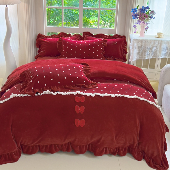 91家纺网 家纺一手货源 找家纺 睡美人 2025韩版暖铂绒牛奶绒花边床裙床笠床单款四件套 心愿-车厘子红