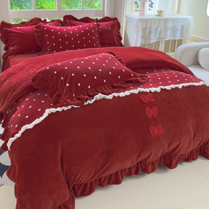 91家纺网 家纺一手货源 找家纺 睡美人 2025韩版暖铂绒牛奶绒花边床裙床笠床单款四件套 心愿-车厘子红