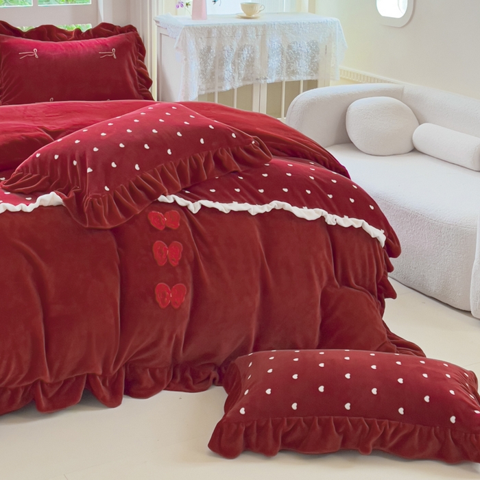 91家纺网 家纺一手货源 找家纺 睡美人 2025韩版暖铂绒牛奶绒花边床裙床笠床单款四件套 心愿-车厘子红