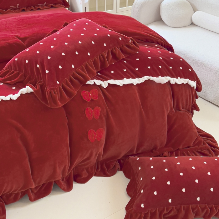 91家纺网 家纺一手货源 找家纺 睡美人 2025韩版暖铂绒牛奶绒花边床裙床笠床单款四件套 心愿-车厘子红